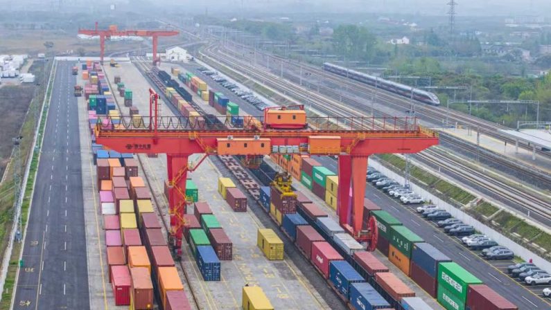 Cina, commercio estero in aumento del 15% nel primo trimestre