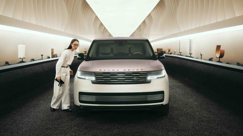 Range Rover presenta a Milano “Traces”, un viaggio nell’artigianalità bespoke