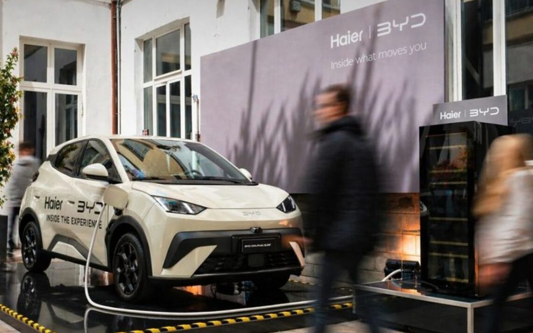 Quando l’auto elettrica fa il bucato, l’ironia BYD alla Milano Design Week