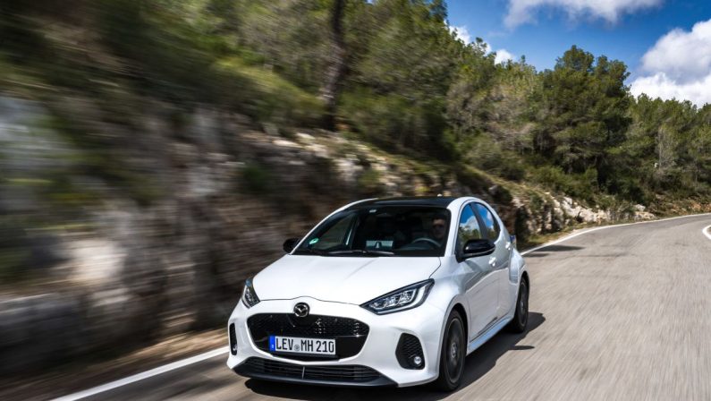 Mazda2 Hybrid 2026, aggiornamenti su design, comfort e sicurezza