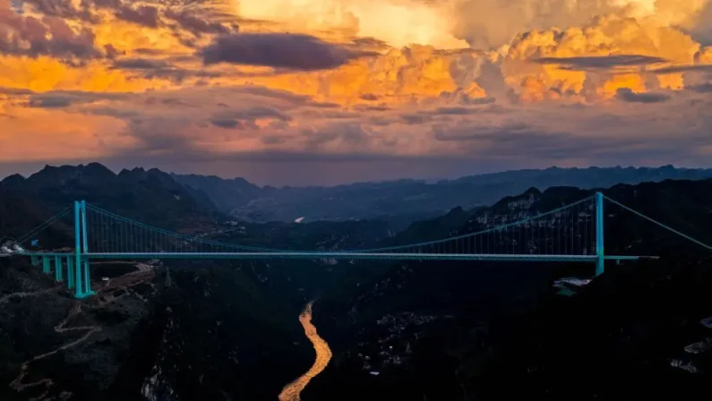 Cina, il ponte del Grand Canyon di Huajiang entra nel Guiness dei primati