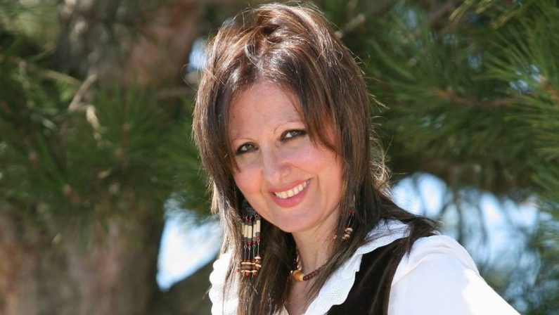 La cantante folk-pop Brunella Gatto racconta il legame con la Calabria: «È un amore infinito»