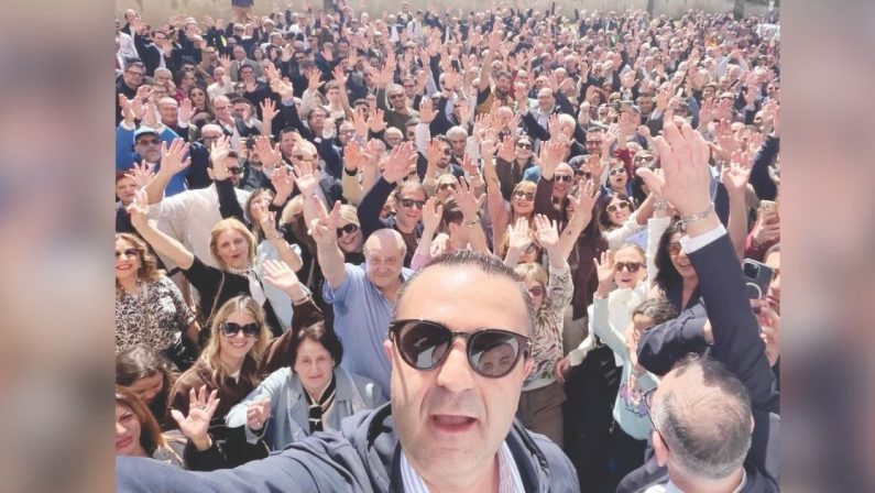 Reggio, Cannizzaro apre il comitato tra folla e cornetti, sondaggio Svg lo dà al 56%