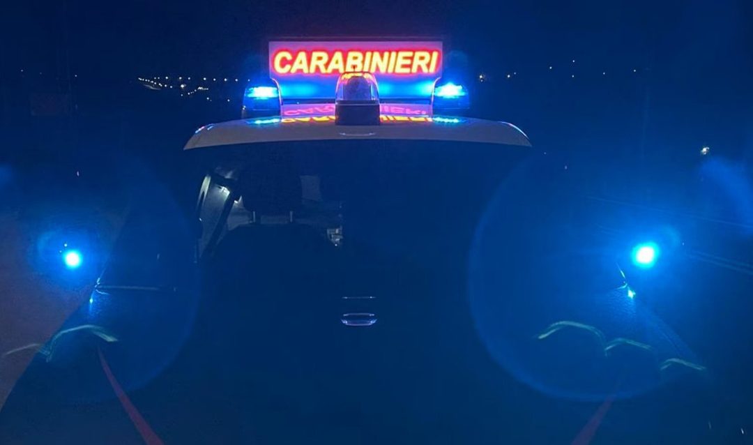 Lavello, assalto al bancomat: fuga con chiodi, forata una gomma all’Arma