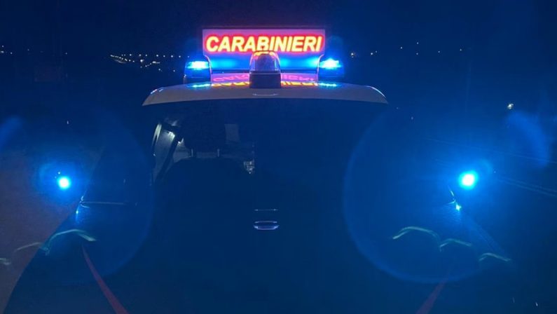 Lavello, assalto al bancomat: fuga con chiodi, forata una gomma all’Arma