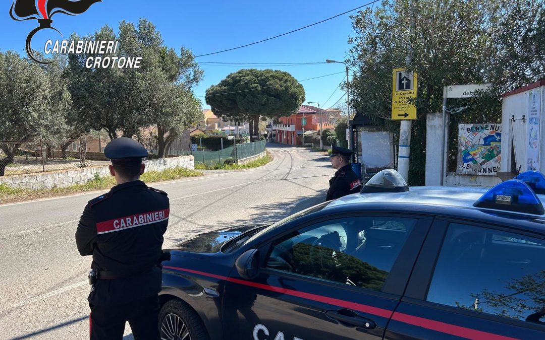 Una pattuglia dei carabinieri di Isola Capo Rizzuto