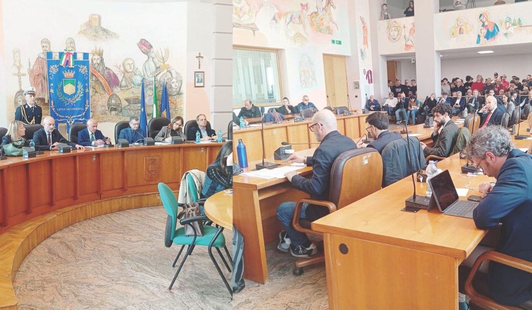 Due momenti del consiglio comunale di Cosenza dedicato interamente alla “questione Cosenza Calcio”