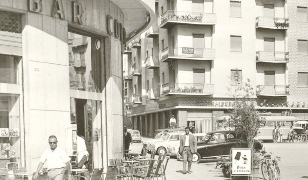 Il bar Colosseo in piazza Fera a Cosenza in una foto d’epoca