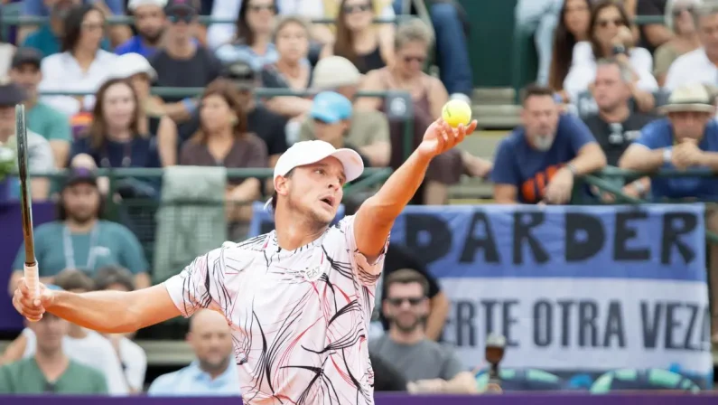 Esordio ok per Darderi a Monaco, Sonego rientra con una vittoria a Barcellona. In campo Cobolli e Musetti