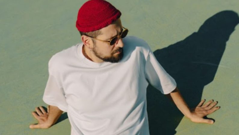 Frah Quintale annuncia il nuovo singolo “Aranciata”