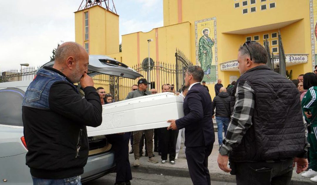 Omicidio Ascione, ai funerali del 20enne il Cardinal Battaglia scuote Napoli