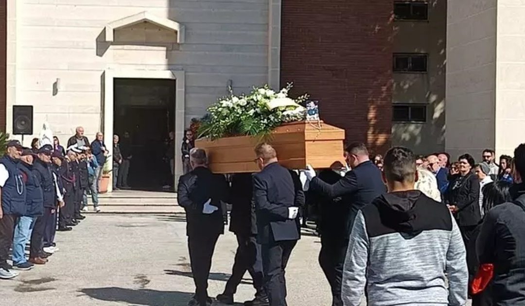 Foggia, l’ultimo saluto al personal trainer assassinato: la città in lacrime chiede giustizia