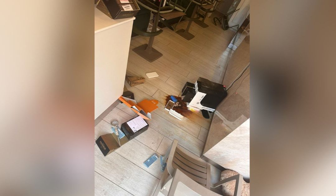 L'interno del bar dopo il furto