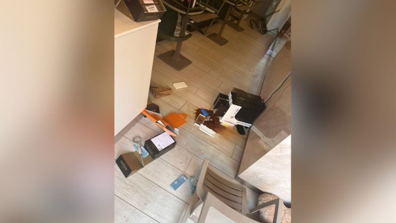Cosenza, furto con scasso in bar del centro della città – IL VIDEO