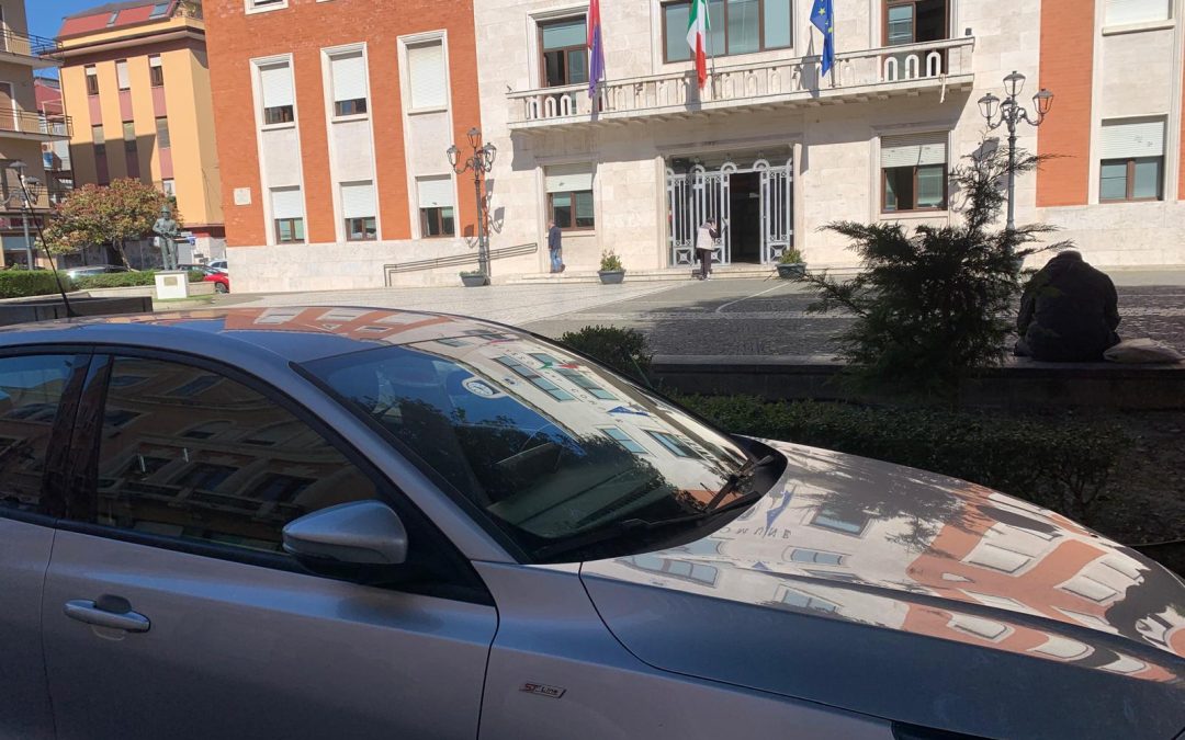 Pattuglia della Finanza davanti al Comune di Crotone