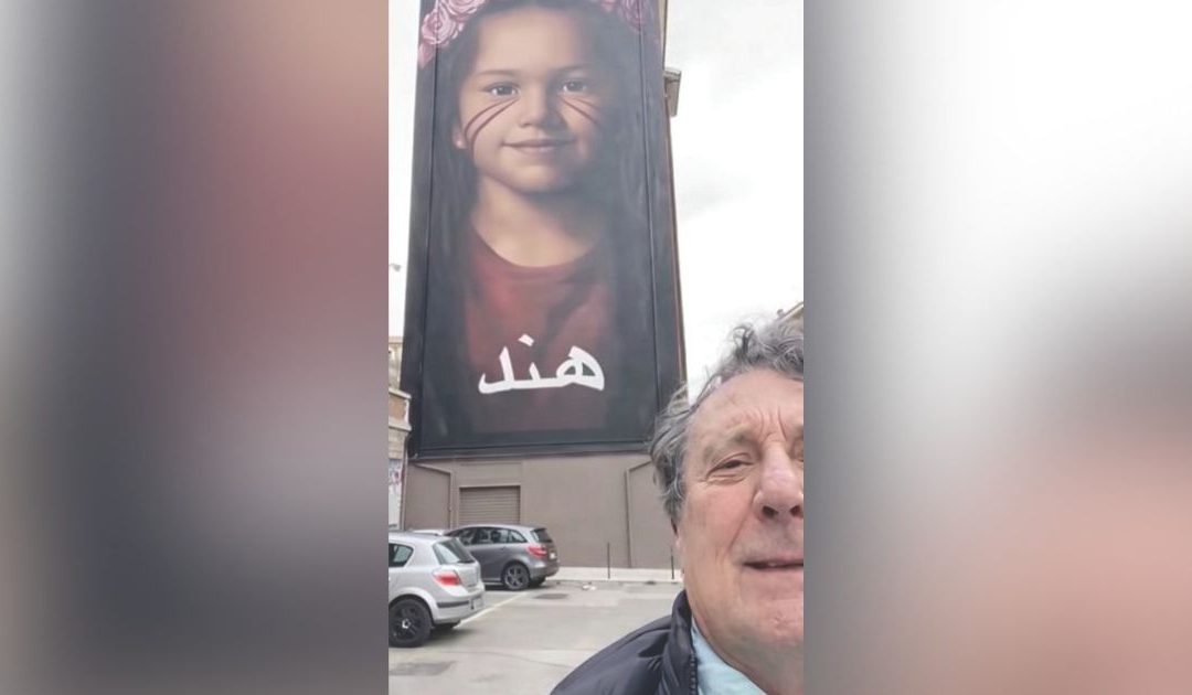 Enzo Iachetti a Potenza davanti al murales di Jorit