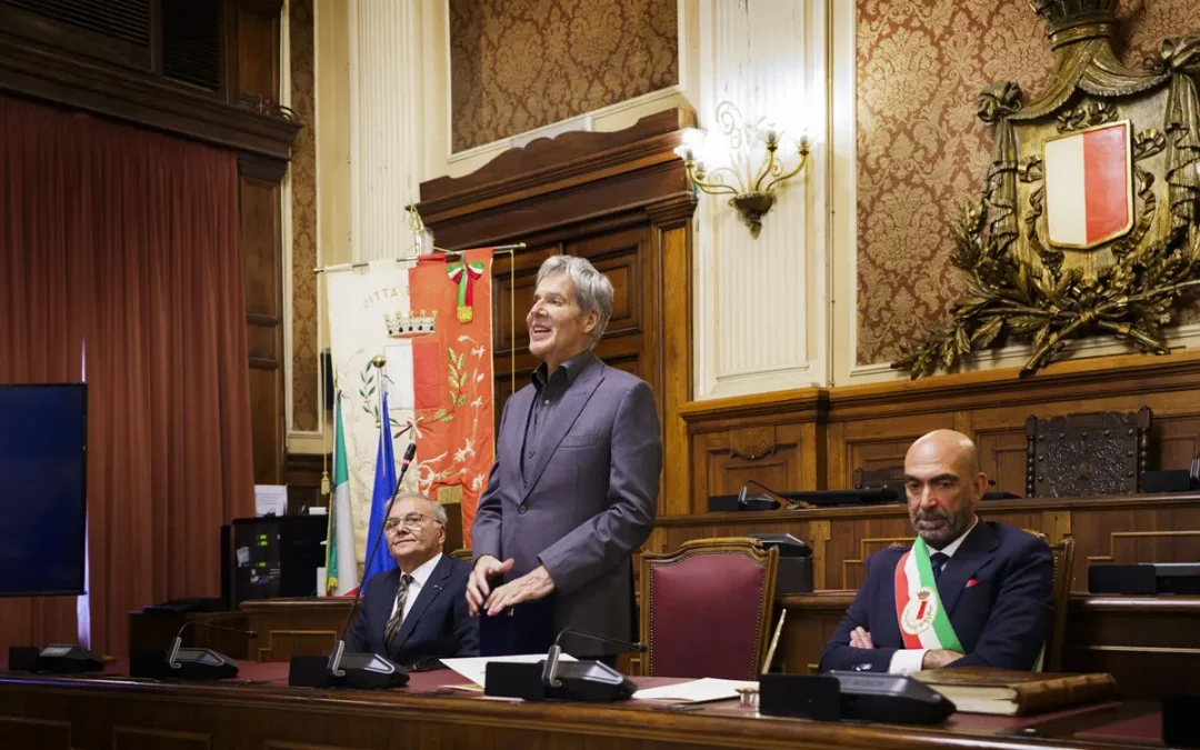 Il sindaco di Bari dona la Sacra Manna di San Nicola a Claudio Baglioni