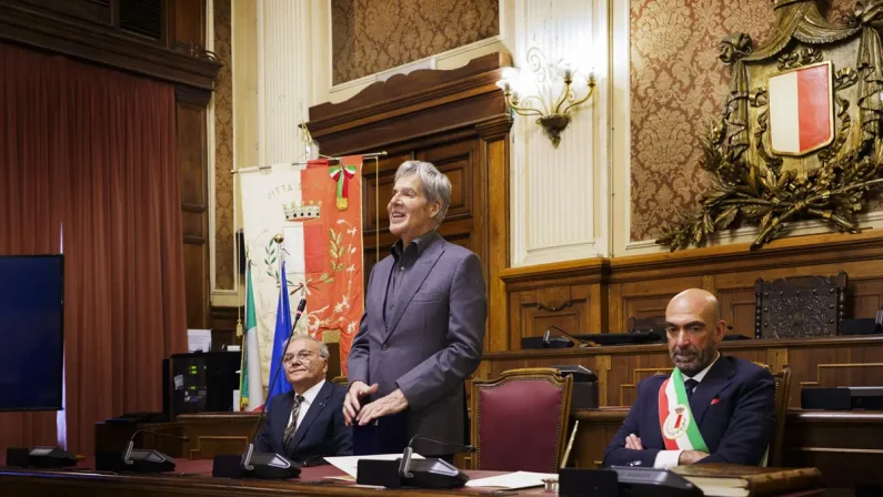 Il sindaco di Bari dona la Sacra Manna di San Nicola a Claudio Baglioni