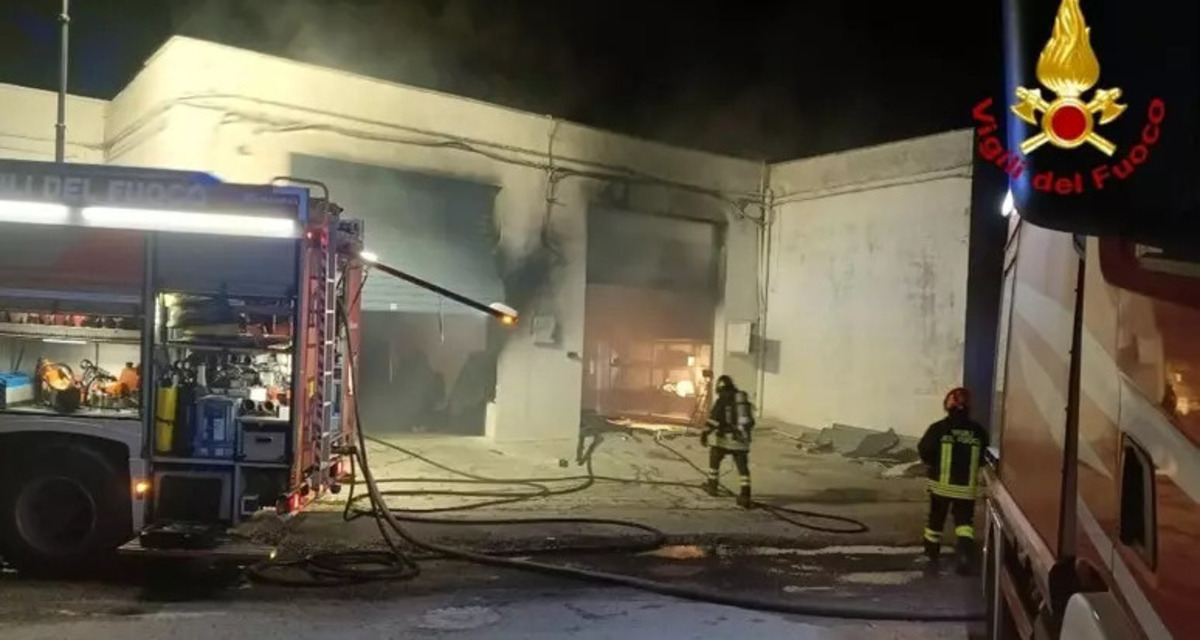 https://www.quotidianodelsud.it/wp-content/uploads/2026/04/incendio-deposito-di-ape-calessino-ostuni.jpg
