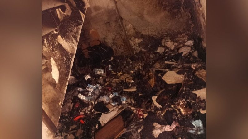 Lamezia, incendio in casa, donna si ripara su balcone