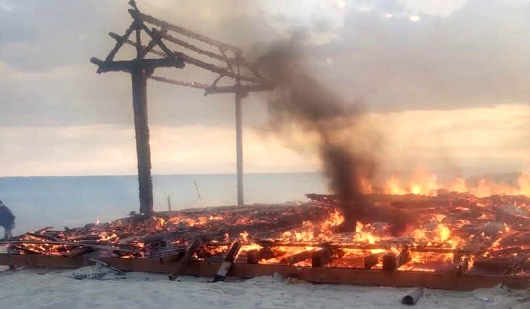 Il lido Chiaraluna di Steccato di Cutro incendiato