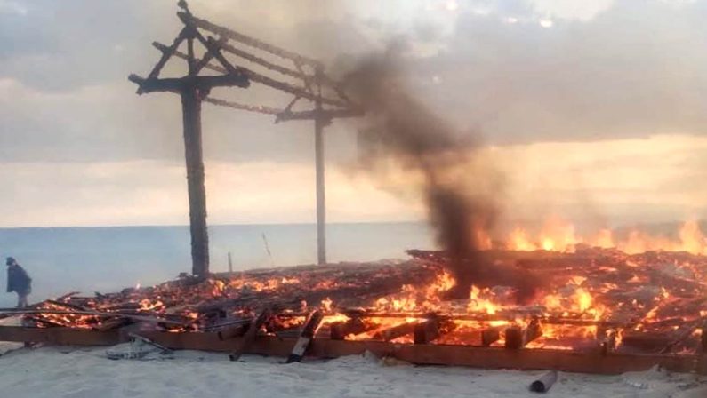 Cutro, incendiato il lido Chiaraluna sotto sequestro da due anni