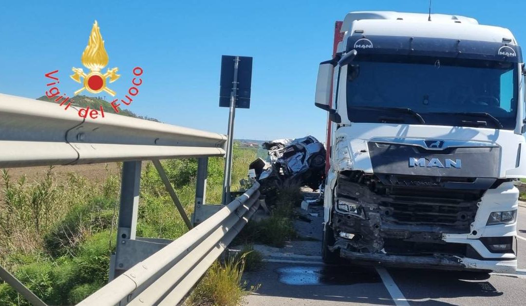Belcastro, incidente mortale sulla statale 106