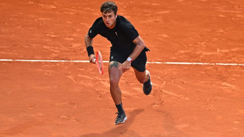 Cobolli vola in semifinale a Monaco, nel pomeriggio Musetti in campo a Barcellona