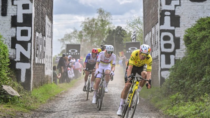 Van Aert vince la Parigi-Roubaix, battuto Pogacar in volata