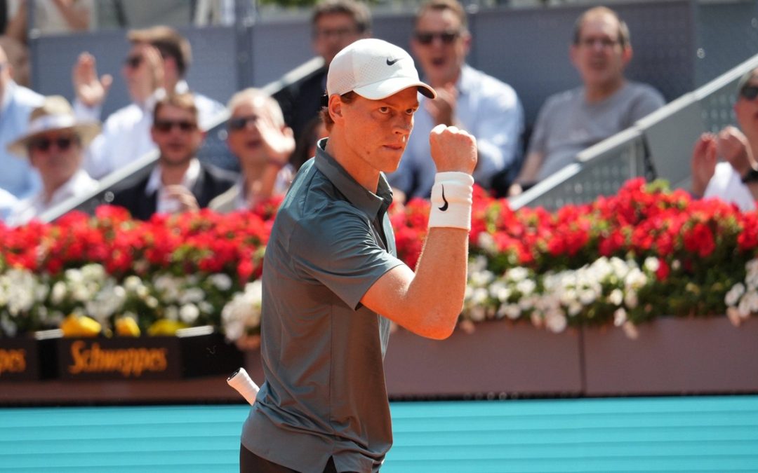 Sinner rimonta Bonzi e vince al terzo set all’esordio a Madrid, avanti anche Musetti