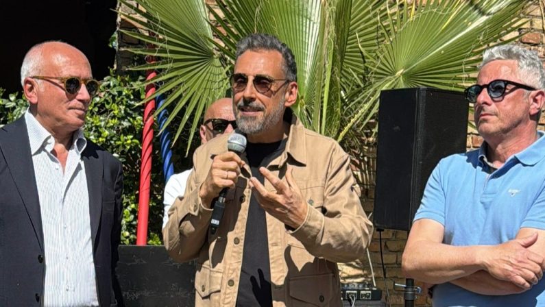 Inaugurato Largo Mario Gualtieri, Franz Caruso: «Era nostro dovere per un’icona di Cosenza»