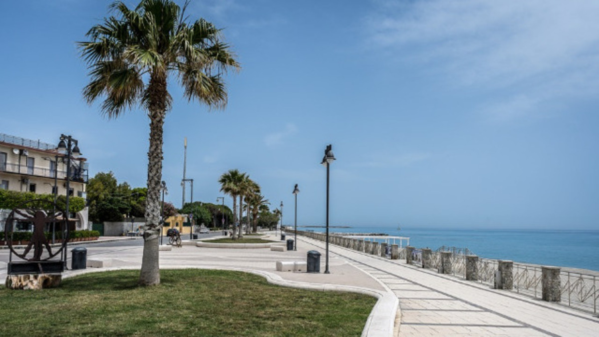 https://www.quotidianodelsud.it/wp-content/uploads/2026/04/lungomare-roccella-jonica.jpg