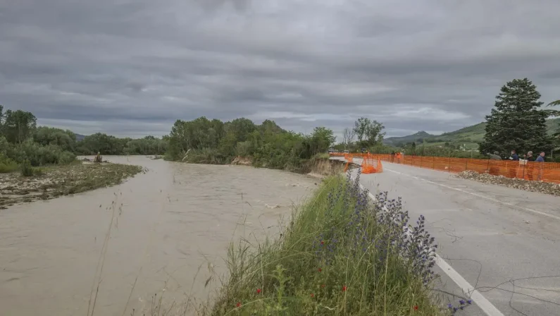 Maltempo al Centro-Sud, frane in Abruzzo e Marche. Sospesa la circolazione sulla linea ferroviaria Adriatica