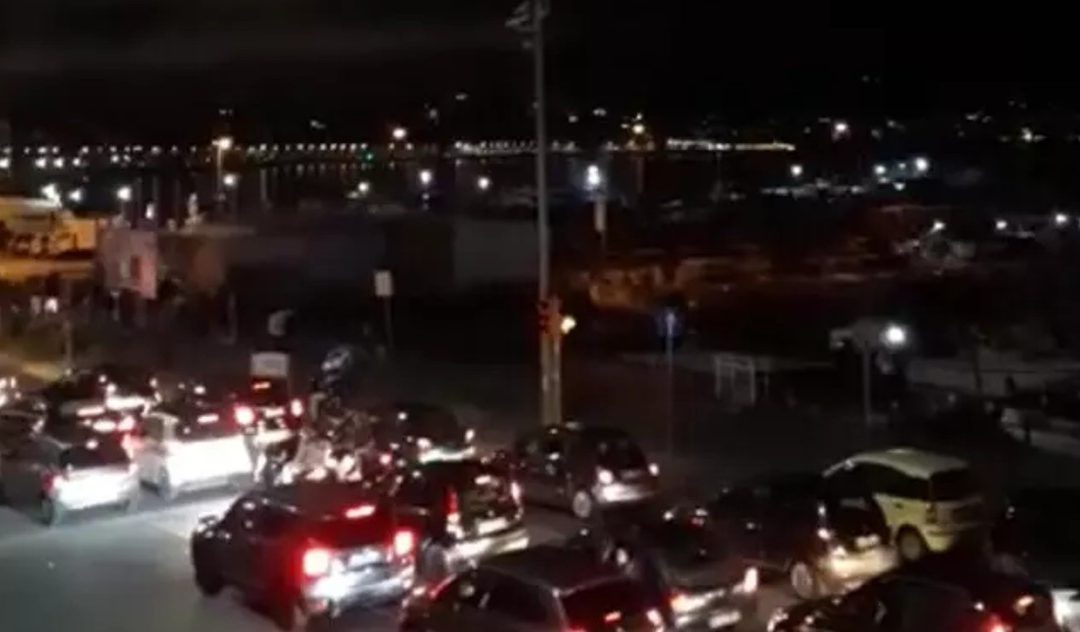 Stop caos movida, il sindaco di Napoli firma un’ordinanza: ecco orari di chiusura e restrizioni