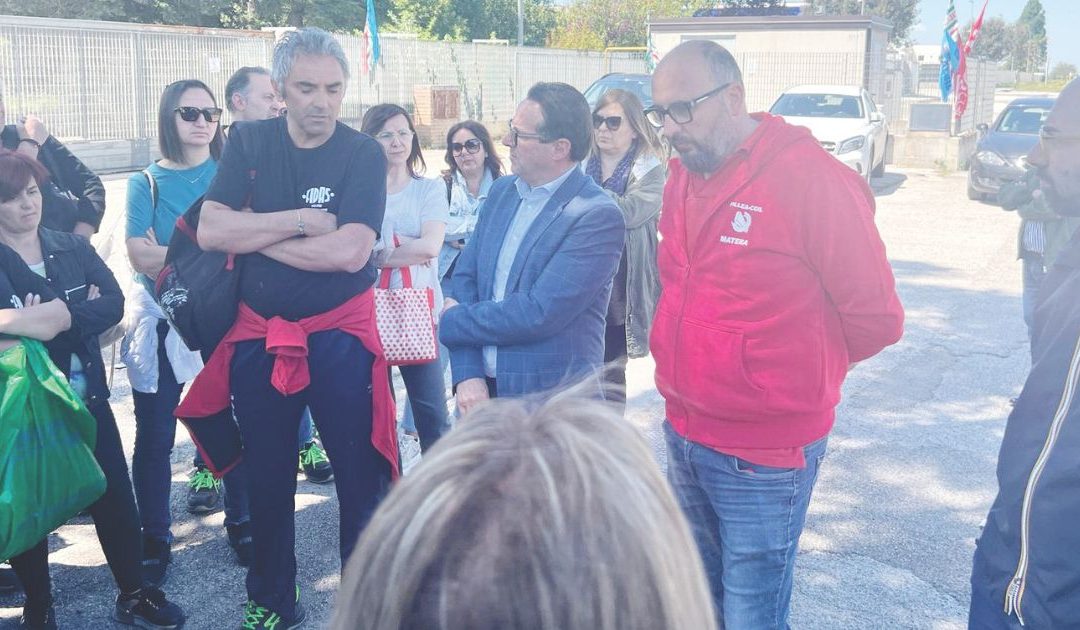 Il presidente della Provincia di Matera, Francesco Mancini, al presidio dei lavoratori