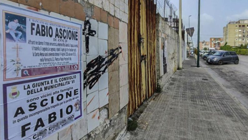 Napoli, omicidio Ascione, il 20enne ucciso per errore: fermati due giovani