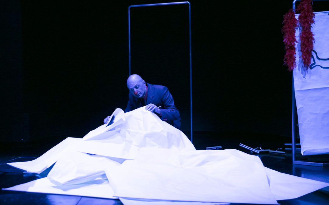 L'attore Ernesto Orrico in una scena tratta dallo spettacolo "Hamlet in Pieces"