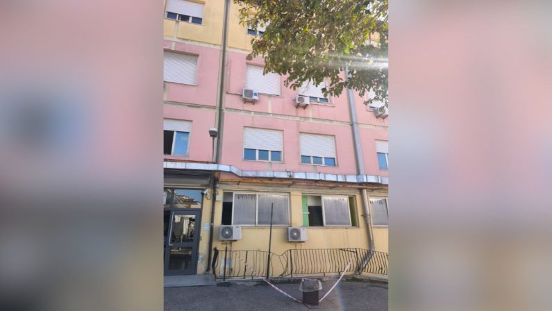 Tragedia all’ospedale di Vibo Valentia, paziente muore lanciandosi da una finestra
