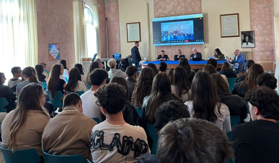 L'incontro al liceo Pitagora di Crotone nell'ambito del ciclo di Pedagogia antimafia