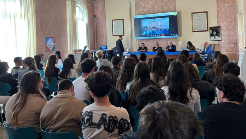 Pedagogia antimafia, a Crotone meno droga dopo la chiusura dello Stretto di Hormuz