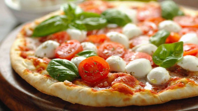 Pizza e bibita? A Reggio Calabria bastano meno di 10 euro: è la città più economica d’Italia