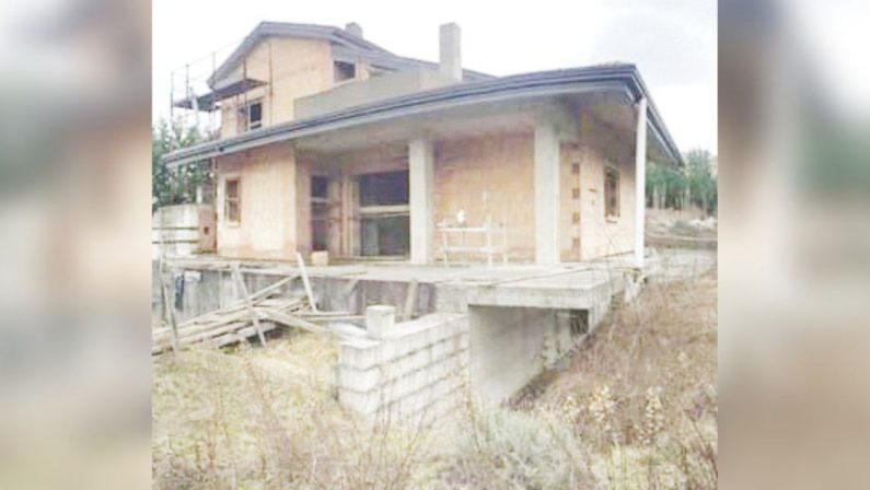 Potenza, scontro aperto sulla villa del boss