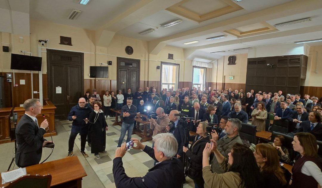 Il procuratore mentre saluta la platea
