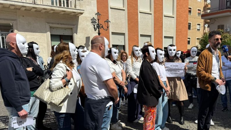 Crotone, lavoratori Konecta in piazza: «Non siamo fantasmi»