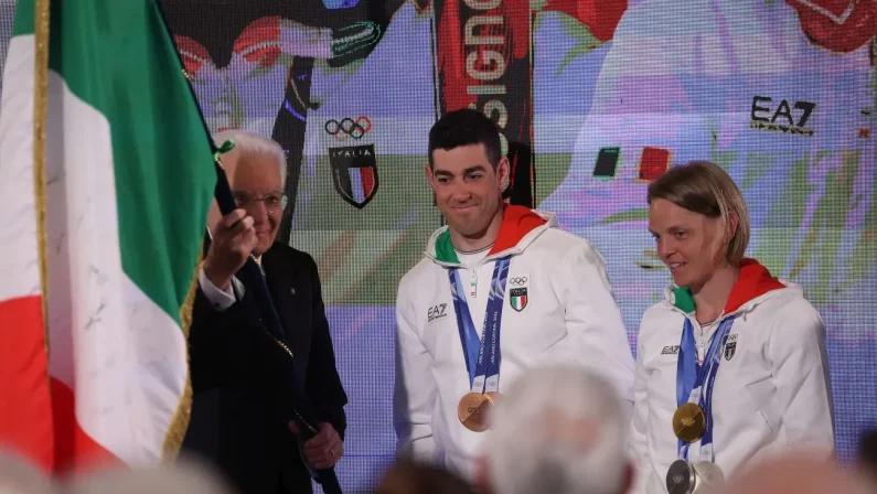 I portabandiera azzurri di Milano-Cortina riconsegnano il tricolore al Quirinale, Mattarella “Scritta pagina indimenticabile”