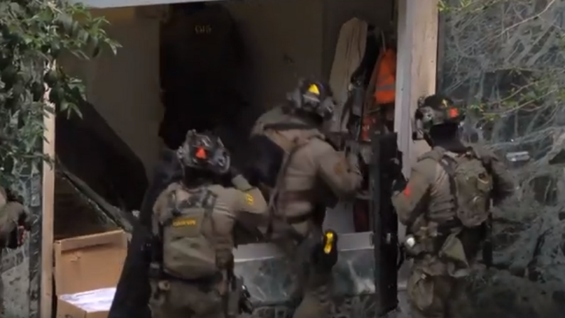 Napoli, rapina con ostaggi in Banca e fuga nelle fogna, è caccia alla banda