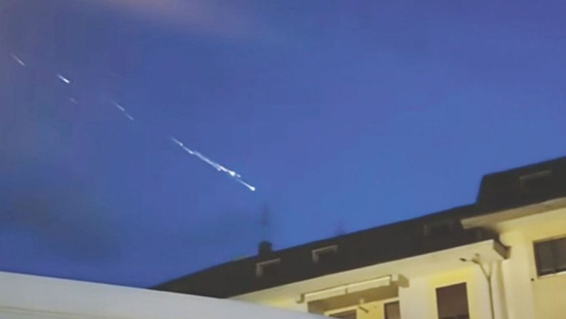 I detriti del razzo cinese Kinetika 2 illuminano l’alba della Basilicata