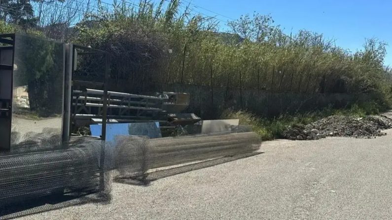 Reggio, le colonne di Tresoldi danneggiate, rimosse e gettate in discarica