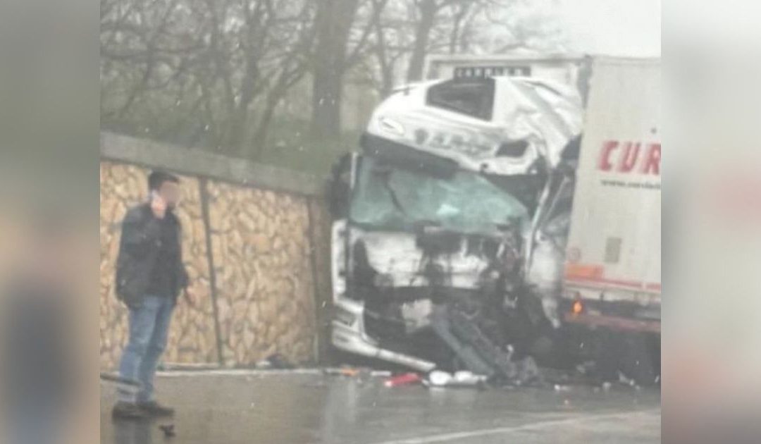 Uno dei due camion dopo lo scontro