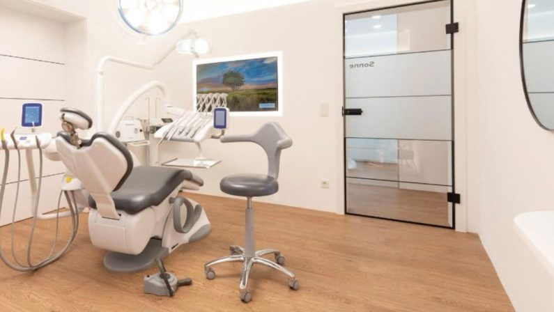 Studio dentistico abusivo sequestrato nel Lametino, denunciato odontoiatra, trovati farmaci scaduti